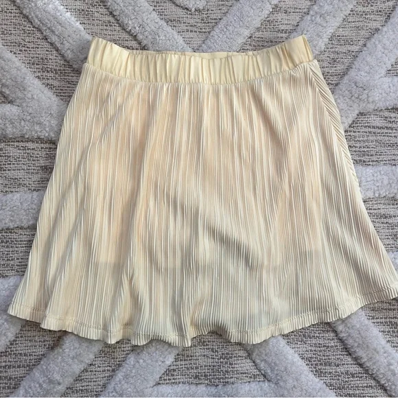 ALO Yoga Micro Plisse Skirt Lemon Ice aka Candlelight XXS Built-In Shorts Rare - Picture 3 of 11